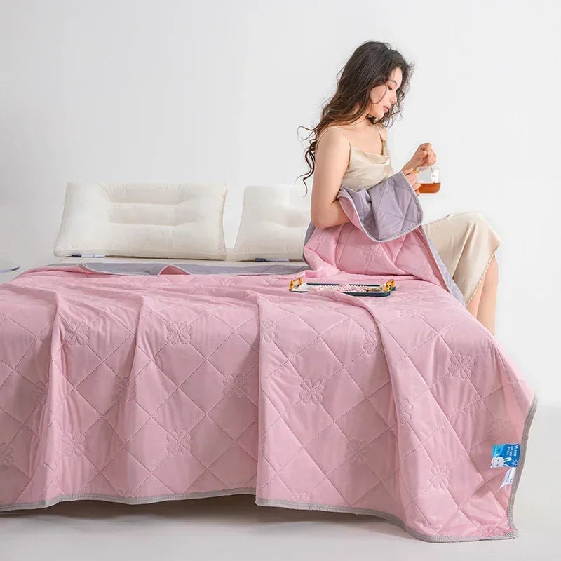Summer Cooling Thin Quilt – Breathable Lightweight Ice Silk Quilt, Ultra Soft Thin Quilt for Hot Sleepers, Perfect for Airy Bedrooms and Summer Nights