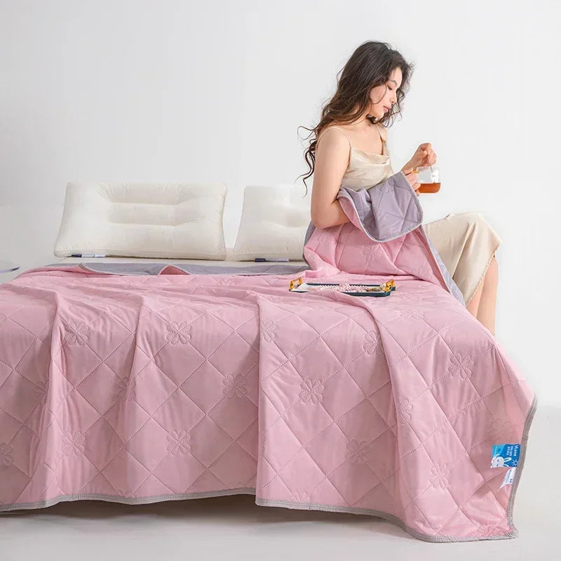 Summer Cooling Thin Quilt – Breathable Lightweight Ice Silk Quilt, Ultra Soft Thin Quilt for Hot Weather, Perfect for Airy Bedrooms and Summer Sleep.