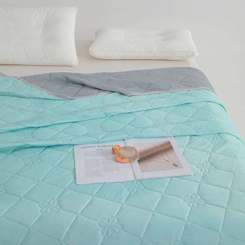 Summer Cooling Thin Quilt – Breathable Lightweight Ice Silk Quilt, Ultra Soft Thin Quilt for Hot Weather, Perfect for Airy Bedrooms and Summer Sleep.