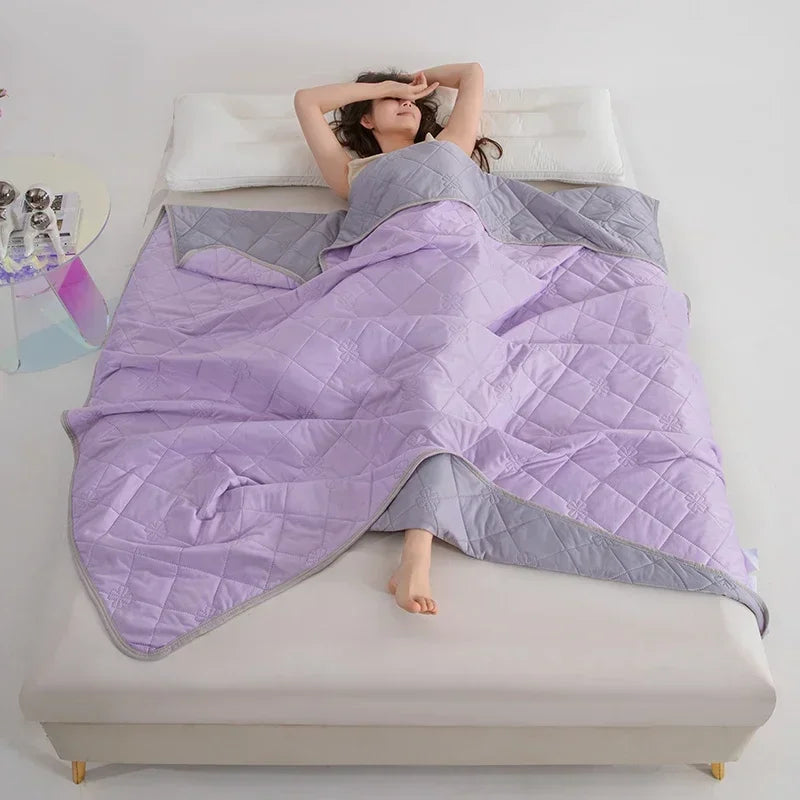 Summer Cooling Thin Quilt – Breathable Lightweight Ice Silk Quilt, Ultra Soft Thin Quilt for Hot Weather, Perfect for Airy Bedrooms and Summer Sleep.